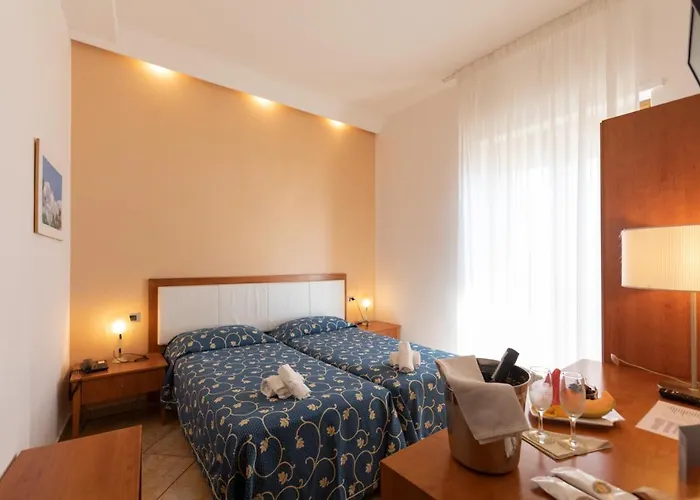 Aurora E Del Benessere מלון 4*